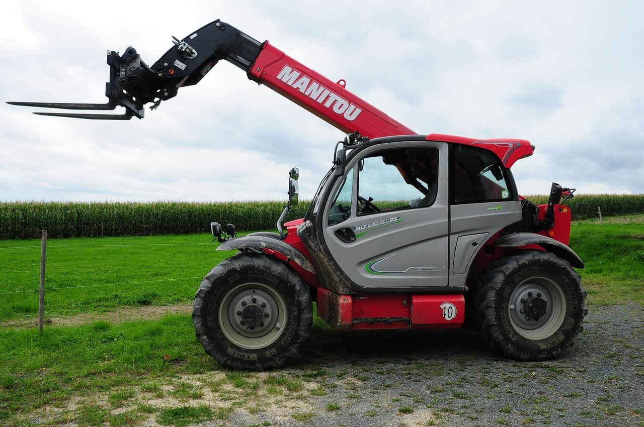How Forklifts Support the UAE’s Growing E-commerce Warehousing Sector